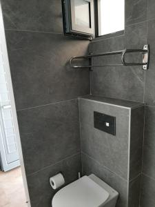 アギア・ガリニにあるOstriaのバスルーム(トイレ、鏡付)