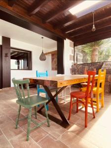 jadalnia z drewnianym stołem i krzesłami w obiekcie Casa Serendipia w mieście La Asomada
