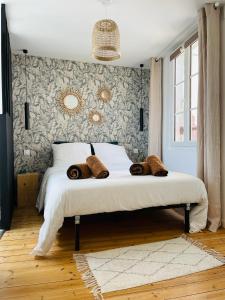 um quarto com uma cama com toalhas em Appartement au coeur du quartier historique em Vannes