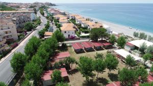 Tropical Casette Residence في ديامنتي: اطلالة جوية على مدينة بجوار الشاطئ