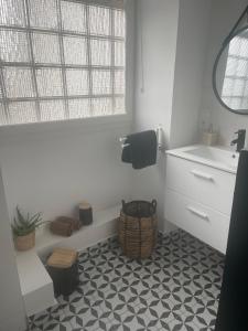 uma casa de banho com um lavatório, um WC e um piso em Appartement au coeur du quartier historique em Vannes