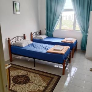 Postel nebo postele na pokoji v ubytování Homestay King sebelah Alamanda