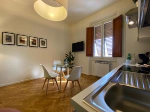 eine Küche und ein Esszimmer mit einem Tisch und Stühlen in der Unterkunft Garibaldi 36 Apartament in San Giovanni Valdarno