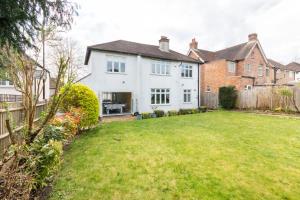 an image of a house with a yard at Surrey Stays - 5bed house, sleeps 12, CR5, near Gatwick Airport in Coulsdon