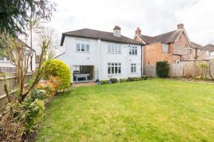 寇斯頓的住宿－Surrey Stays - 5bed house, sleeps 12, CR5, near Gatwick Airport，一座房子的画像,有院子