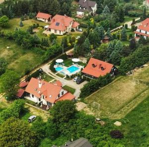 een luchtzicht op een huis met een zwembad bij Pokoje Irys in Kazimierz Dolny