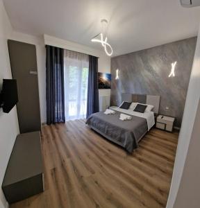 um quarto com uma cama e uma grande janela em Residence Laura em Cesano Boscone