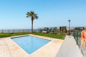 Bazén v ubytovaní Spectacular Sea views parking and pool alebo v jeho blízkosti