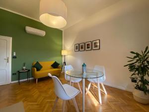 Garibaldi 36 Apartament في سان جيوفاني فالدارنو: غرفة معيشة مع طاولة وكراسي وأريكة
