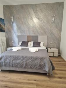 una camera da letto con un grande letto con due asciugamani di Residence Laura a Cesano Boscone