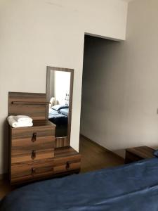 een slaapkamer met een dressoir met een spiegel en een bed bij Modern mükemmel bir manzaralı in Istanbul