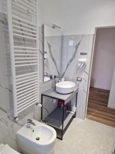 ein Bad mit einem Waschbecken und einem Spiegel in der Unterkunft Residence Laura in Cesano Boscone