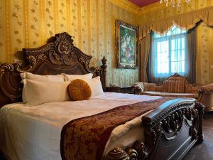 sypialnia z dużym łóżkiem i oknem w obiekcie Chateau de Olliere w mieście Puli