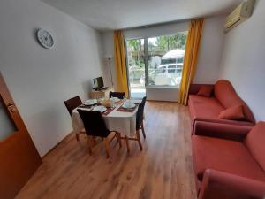 een woonkamer met een tafel en een bank bij Central, 1 Bed Apt, 3* Yassen in Sunny Beach
