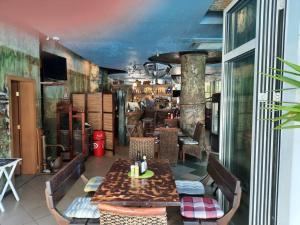een eetkamer met een tafel en stoelen en een restaurant bij Central, 1 Bed Apt, 3* Yassen in Sunny Beach