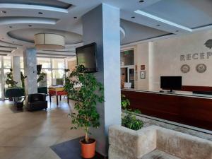 een lobby met een receptie en een wachtkamer bij Central, 1 Bed Apt, 3* Yassen in Sunny Beach +22 foto's
