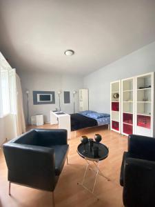 Sala de estar con sofá, cama y mesa en Cozy Modern Apartment with Small Balcony in the Heart of Berlin en Berlín