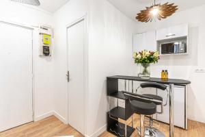 Kuchyňa alebo kuchynka v ubytovaní 147 - Urban Cosy Flat in Paris