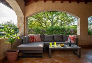 un patio con un divano e un tavolo di Avalon a Grospierres