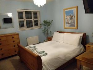 1 dormitorio con 1 cama con tocador y ventana en Appletree House 
