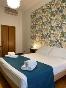 a bedroom with a bed with towels on it at "La Piccola Londra "appartamento a Roma vicino a piazza del Popolo in Rome