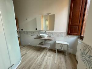 a bathroom with a sink and a mirror at "La Piccola Londra "appartamento a Roma vicino a piazza del Popolo in Rome