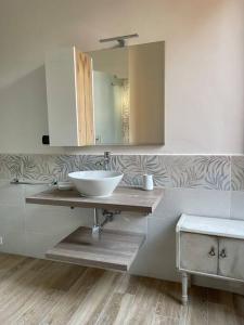 a bathroom with a sink and a mirror at "La Piccola Londra "appartamento a Roma vicino a piazza del Popolo in Rome
