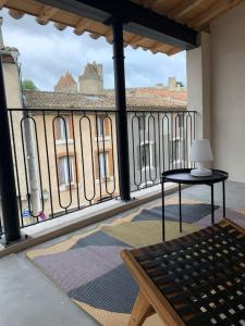 Balkon lub taras w obiekcie Gîte au pied de la Cité Médiévale - Le 127