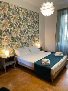 a bedroom with a bed and a wall with a mural at "La Piccola Londra "appartamento a Roma vicino a piazza del Popolo in Rome