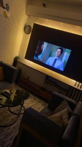 En tv och/eller ett underhållningssystem på Emefa Room