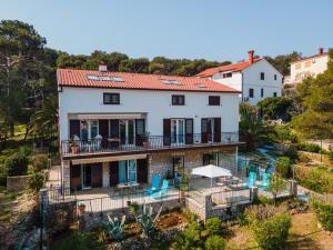 木洛希尼的住宿－Cappelli Apartments - Lošinj，享有带游泳池的房屋的空中景致