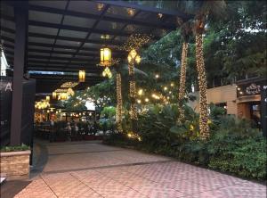 ein Einkaufszentrum mit Weihnachtslichtern in einem Einkaufszentrum in der Unterkunft The Haven 2 at One Eastwood Ave Tower 1 with Amazing View in Manila