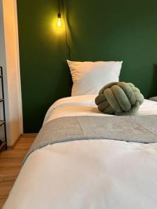 Dormitorio verde con cama con pared verde en Design Apt. Messe•HBF•Uniklinik en Essen