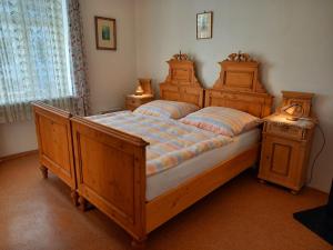 sypialnia z dużym drewnianym łóżkiem i 2 szafkami nocnymi w obiekcie Historic Farmhouse Kojetice w mieście Kojetice