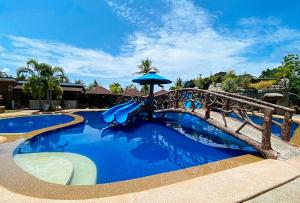 Bazén v ubytování RedDoorz Premium at Ocean Heaven Resort Cebu nebo v jeho okolí