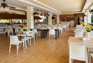 Restaurace v ubytování RedDoorz Premium at Ocean Heaven Resort Cebu
