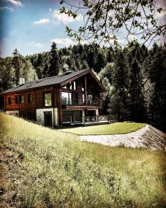 una gran casa de madera en medio de un campo en Le Chalet Skalite en Szczyrk
