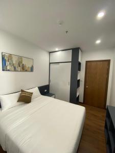Ένα ή περισσότερα κρεβάτια σε δωμάτιο στο Asahi Luxstay - Green Pearl Bắc Ninh Serviced Apartment