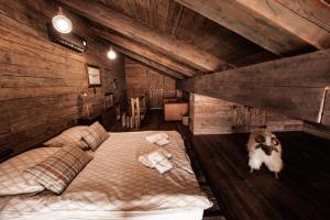 - une chambre avec un grand lit dans une pièce dotée de murs en bois dans l'établissement Le Chalet Skalite, à Szczyrk