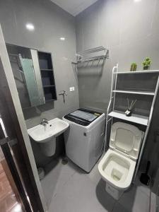 Baño pequeño con lavabo y aseo en Destina Stays@ Air Residences Makati, Metro Manila, en Manila