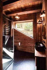 łazienka z umywalką i oknem w pokoju w obiekcie Le Chalet Skalite w Szczyrku