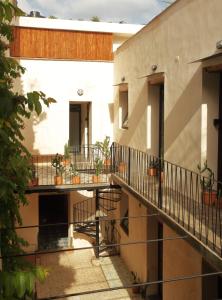 FIXIE LOFTS Slow Life Villa في سانتو دومينغو: اطلالة خارجية على مبنى بلكونتين