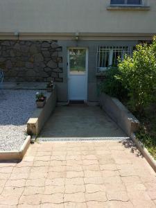 una puerta delantera de una casa con una pared de piedra en Au Grand Chêne Jolie T3 à 5 min d'Albi, en Puygouzon-et-Montsalvy