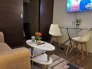 sala de estar con sofá y mesa en Destina Stays@ Air Residences Makati, Metro Manila, en Manila