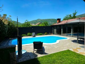 Piscina de la sau aproape de Luxury Villa Nevena Pool&Jacuzzi