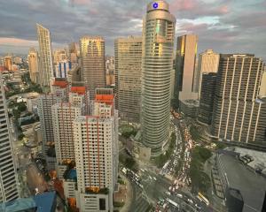 vistas a una ciudad con edificios altos y tráfico en Destina Stays@ Air Residences Makati, Metro Manila, en Manila