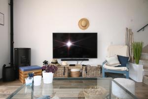 Televízia a/alebo spoločenská miestnosť v ubytovaní Casa Blue Port Banyuls Empuriabrava