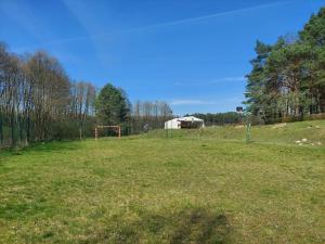 un campo con un gol de fútbol en un campo en Ośrodek Wypoczynkowy Caritas, en Wałcz