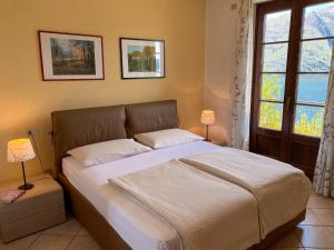 ein Schlafzimmer mit einem großen Bett mit zwei Lampen in der Unterkunft Torre Ferienwohnung mit Garten in San Siro