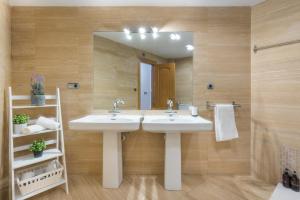 ein Badezimmer mit zwei Waschbecken und einem großen Spiegel in der Unterkunft Apartamento Moderno Calle Larios in Málaga + 19 Fotos